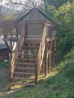 Tente perchée vue rapprochéwebp